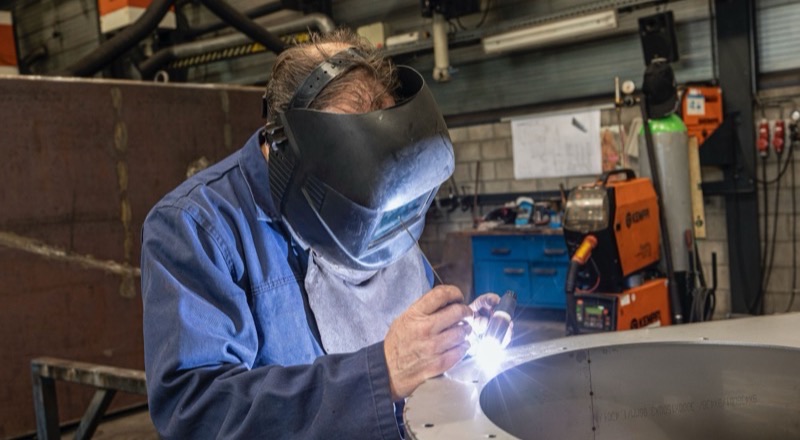 Soudeur qualifié en cours de soudure sur un ensemble métallique